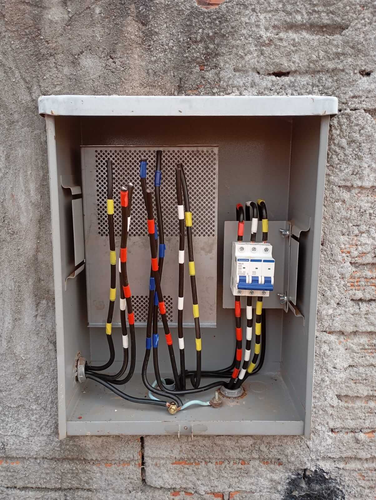 Medidor e disjuntor em padrão elétrico